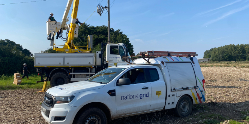 Vehículo de National Grid con trabajadores instalando TripSaver II